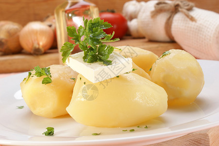 煮土豆上的欧芹和黄油图片