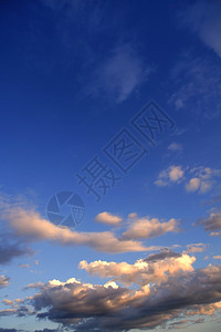 蓝天背景与日落时的云彩图片