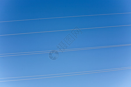 有蓝天的电高压塔图片