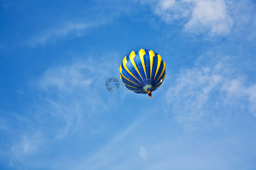 多云天空中的热气球图片
