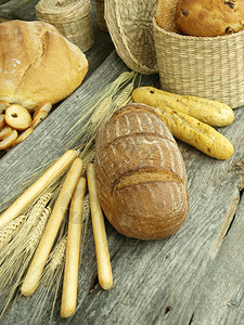 一条新鲜出炉的全麦面包图片