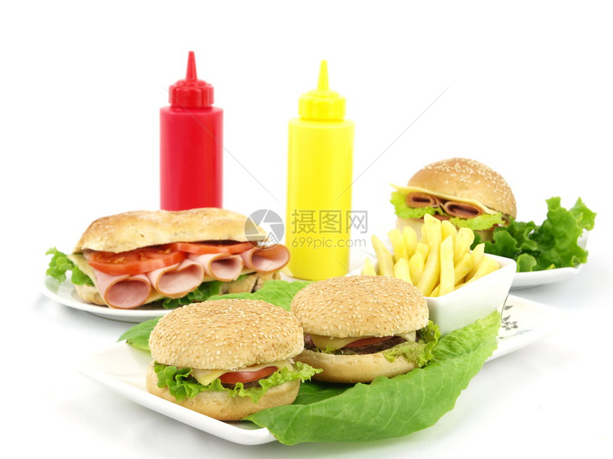汉堡火鸡三明治和薯条的快餐图片