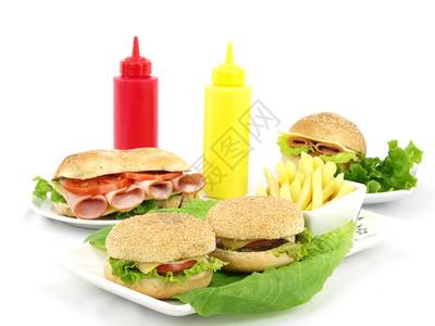 汉堡火鸡三明治和薯条的快餐图片