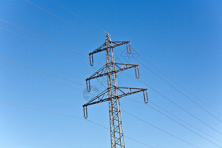 蓝天下的高压电塔图片