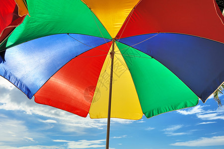在海滩的五颜六色的阳伞图片