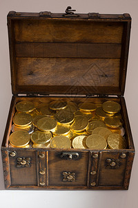 打开装满欧元金币的盒子图片