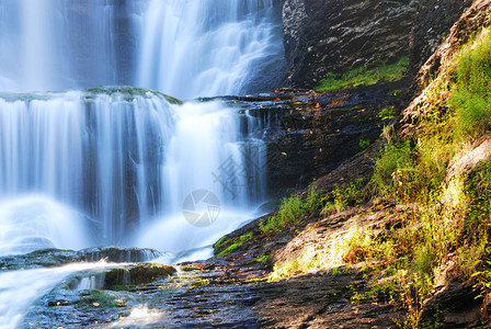 从宾夕法尼亚州的狄曼瀑布水落图片