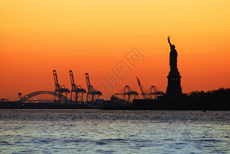 纽约市曼哈顿自由女神像在日图片