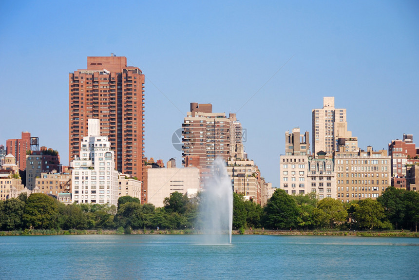 纽约市中央公园喷泉和城市曼哈顿天线图片