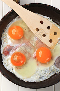 在煎锅中准备火腿和鸡蛋图片