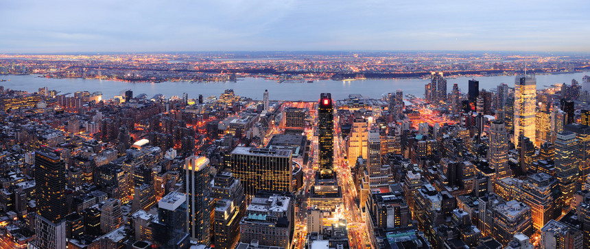 纽约市纽约市曼哈顿黄昏空中全景城市天际和摩图片
