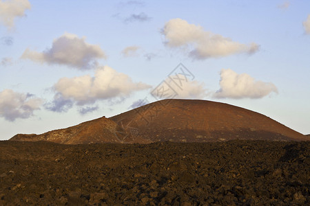 灭绝火山下的火山景观图片