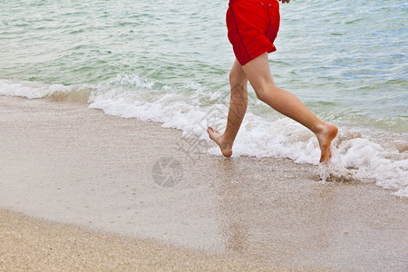 男孩在海边的海滩上图片