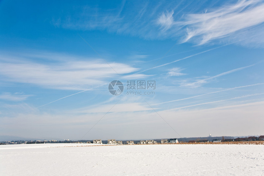 冬季和蓝天空中充满水塔和居住面图片
