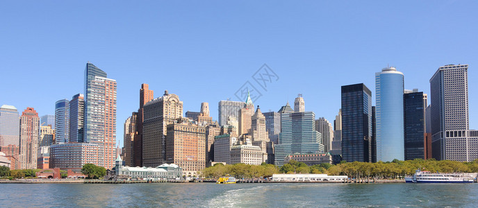 曼哈顿市中心的现代建筑从电池园的树上就可以看出图片