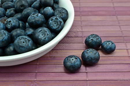 蓝莓和白盘中的蓝莓放在木图片