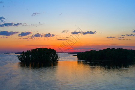 河边的夜景图片