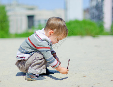 可爱的男孩在沙滩上嬉戏图片