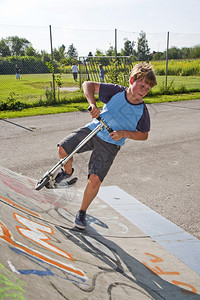小男孩喜欢在滑板公园和骑摩图片