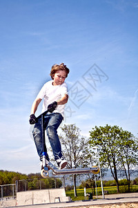 骑摩托车的男孩正在一个滑板图片