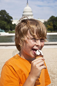 快乐的男孩喜欢冰淇淋图片
