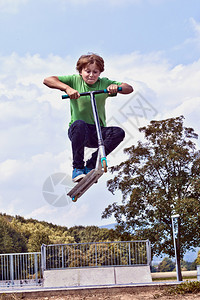 小男孩在滑板公园骑着图片