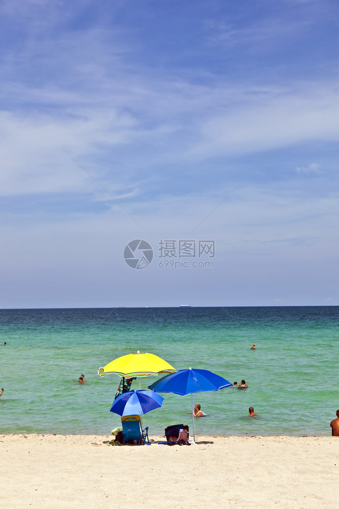 保护阳光的美丽海滩上的雨伞图片