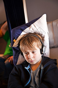 儿童正在放松在公务舱的飞机上图片