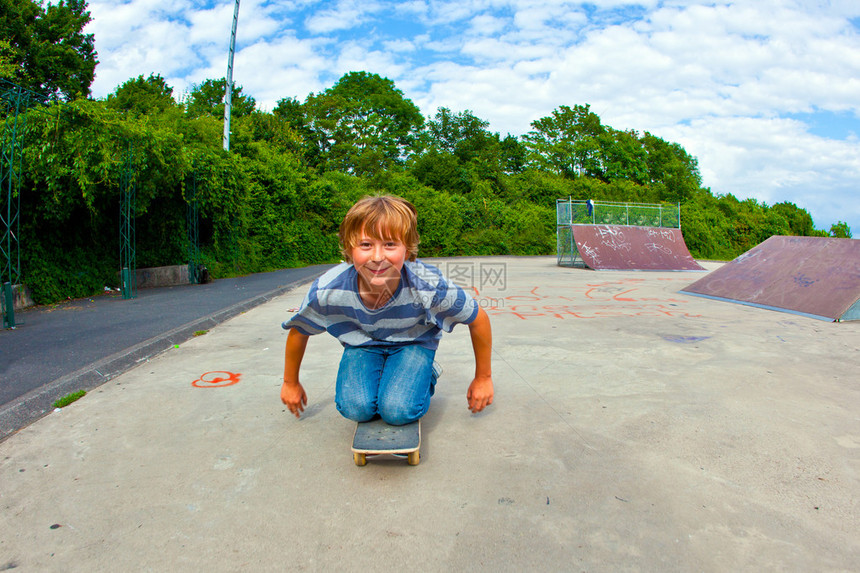 男孩喜欢在滑板公园滑冰图片