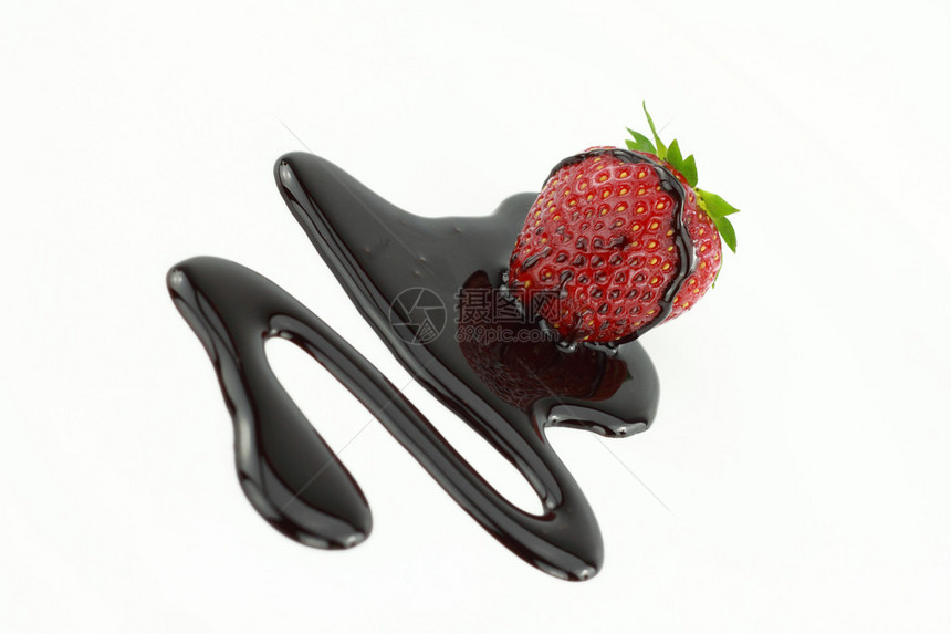 草莓和黑巧克力酱图片