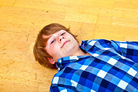 躺在地板上的小男孩图片