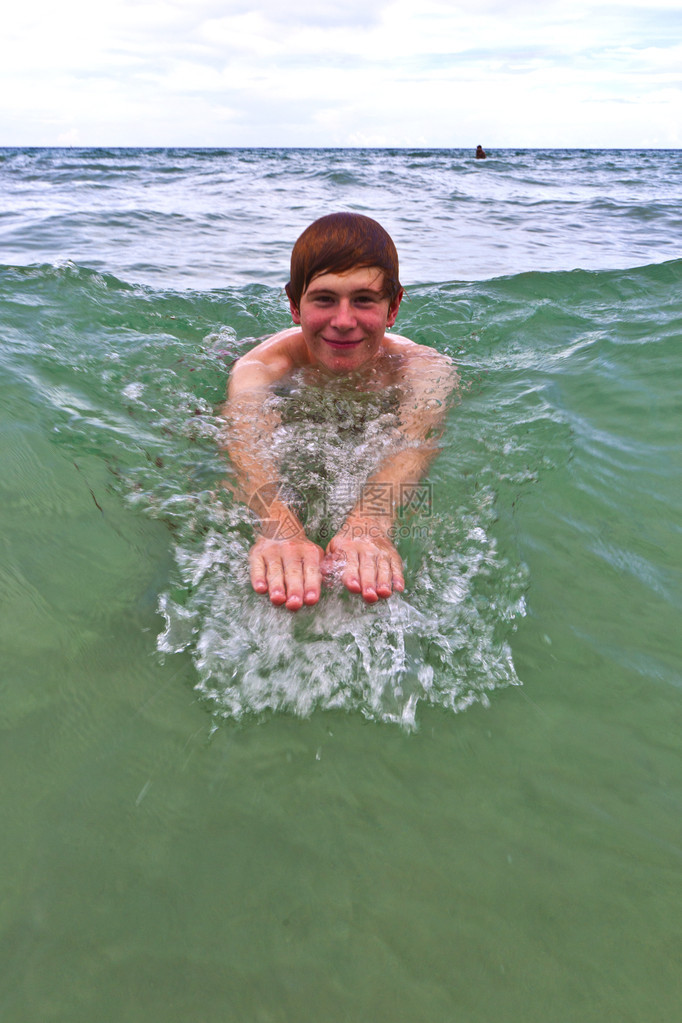年轻人在海里游泳图片