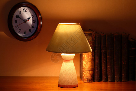 古书与钟表旁的夜光台灯图片