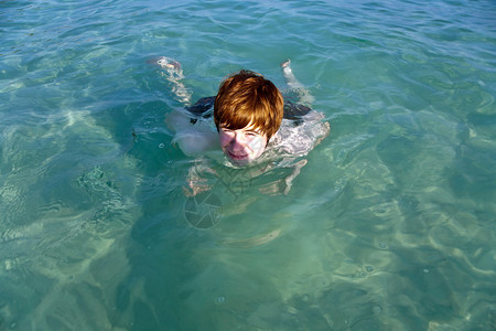 男孩喜欢在海里游泳图片