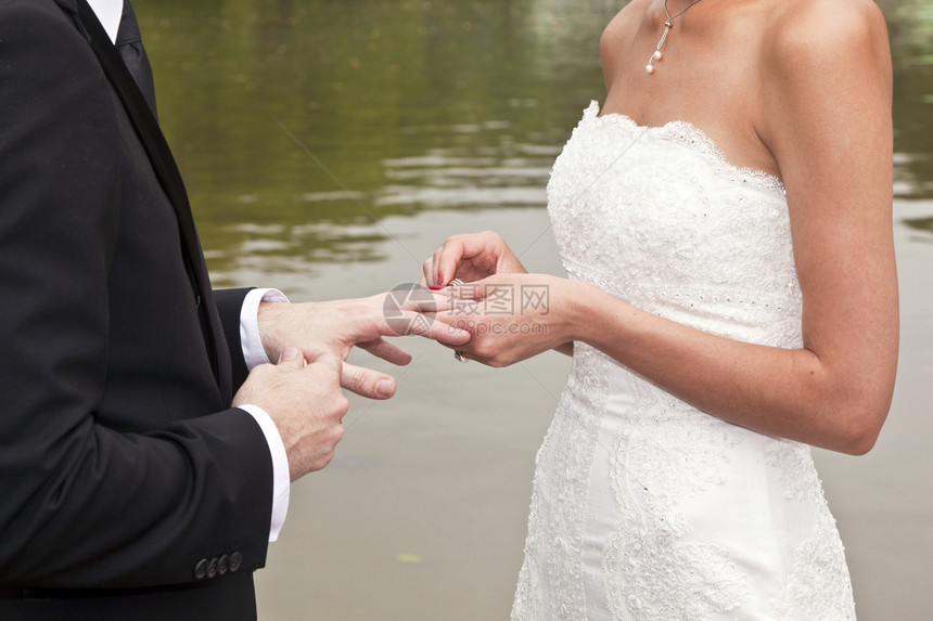 结婚夫妇在婚礼仪式上在公园发誓一生忠图片