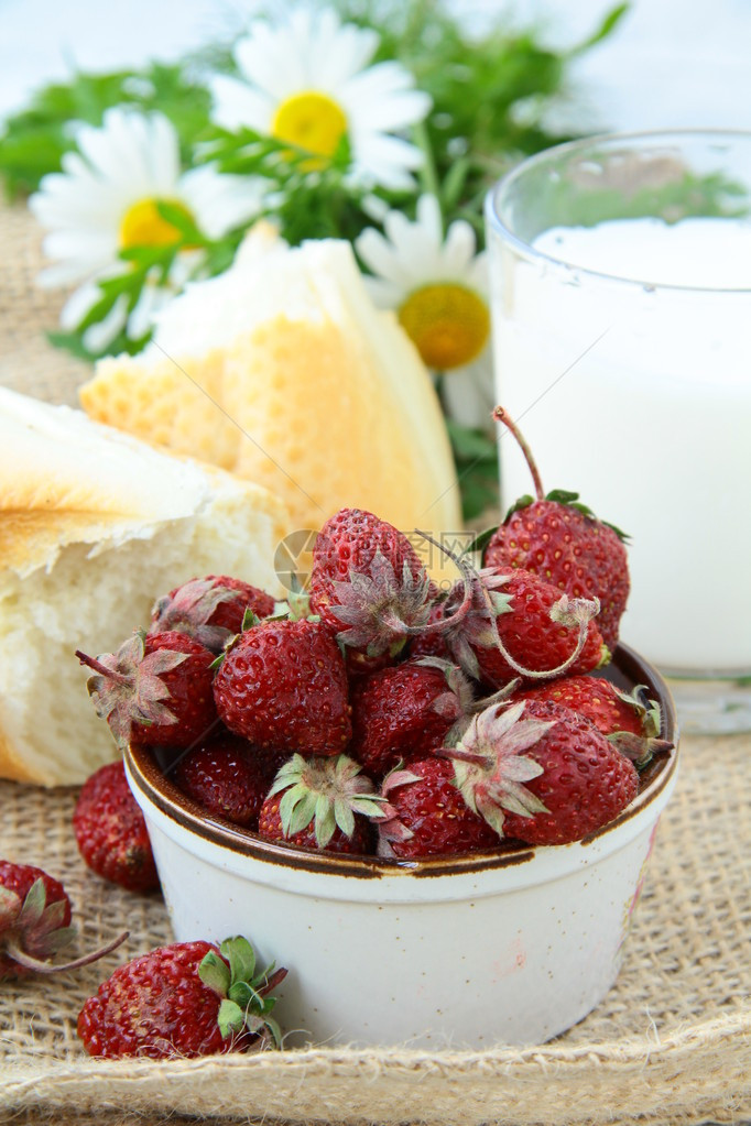 精美早餐白面包牛奶和草莓图片