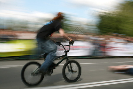 自行车骑者随交通而行的图片