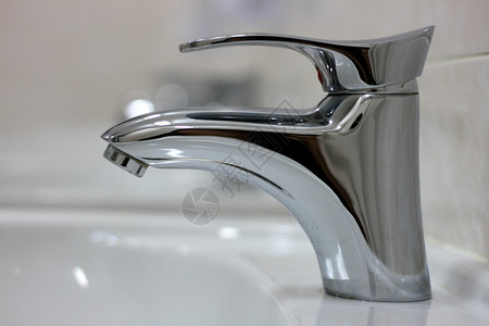 浴室内的现代镀铬水龙头图片