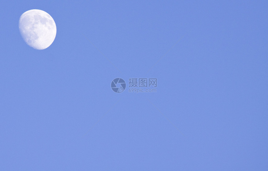 月亮在蓝天的左上角图片