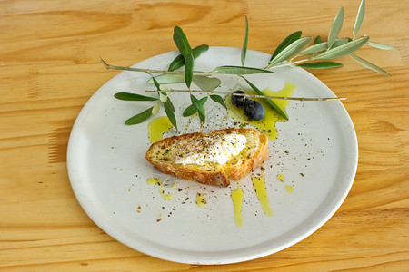 开胃菜用面包橄榄油和奶酪图片