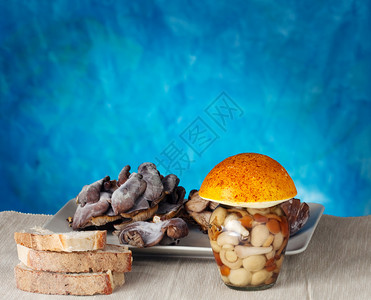 蘑菇罐和切片面包图片