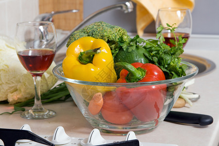 厨房桌上放着新鲜蔬菜的碗图片