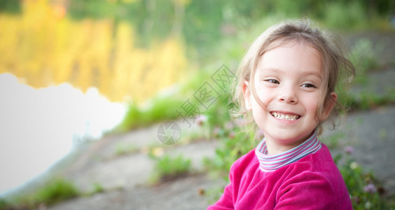 小女孩坐着笑反对图片