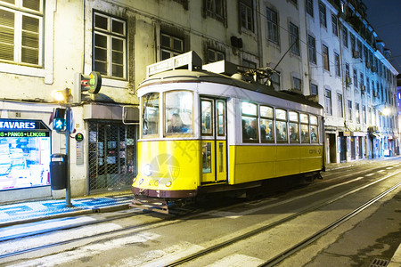 Lisbon在晚上著名的电车历史图片
