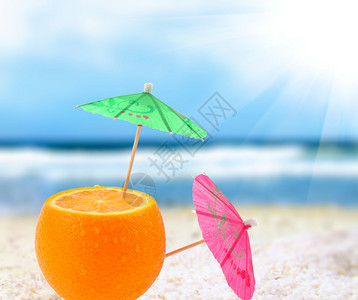 在海滩的橙色鸡尾酒图片