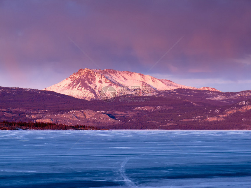 加拿大育空地区Laberge湖冰蓝图片