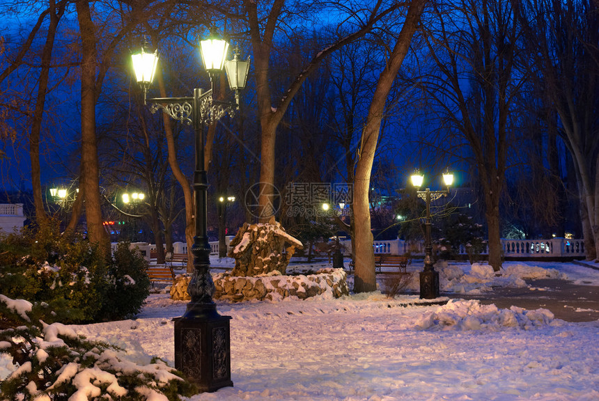 灯与雪的城市夜景图片