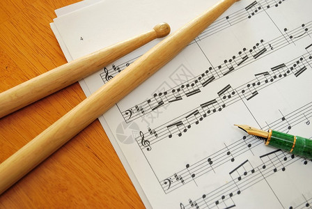 乐谱和作曲用的钢笔对于音乐和图片