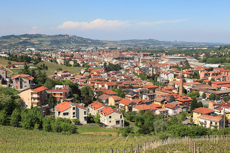 在意大利北部皮德蒙特的Langhe附近山丘上背景图片