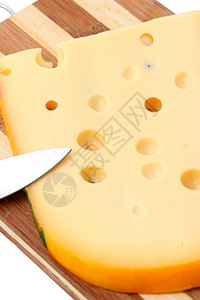 在木板上切成片的奶酪图片